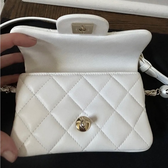 White Chanel butter soft leather in beautiful condition - Picture 9 of 12